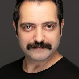 Gürhan Altundaşar 飾演 Serhat
