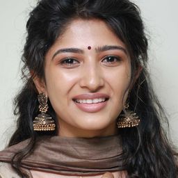 Roshini Prakash 飾演 