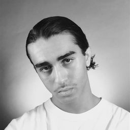 Fehdi Bendjima 飾演 Karim