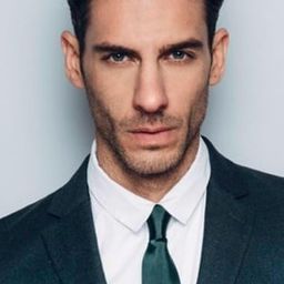 艾瑞克·伊萊亞斯 飾演 César