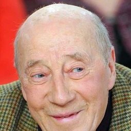 Michel Robin 飾演 Le curé