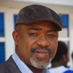 賓博·曼努埃 飾演 Reverend Father Omotosho