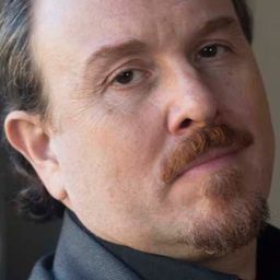 Franco Vassallo 飾演 Sir Riccardo Forth