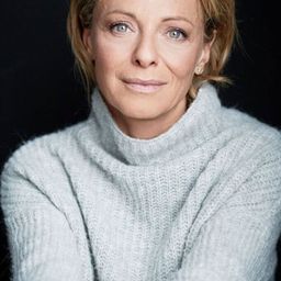 Jo Kern - 巴打救心行動演員 飾演Mutter Hannah & Sarah