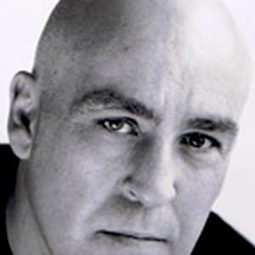 Carl McCrystal 飾演 Geoffrey