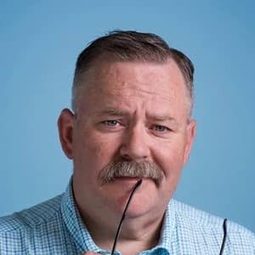 Tim Hooper 飾演 Charles Cooper, Office Manager