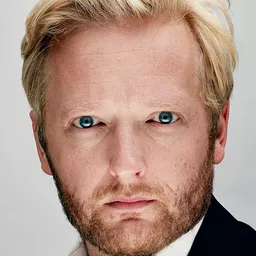 Martin Greis 飾演 King Frederik IV