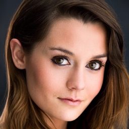 Katerina Katelieva 飾演 Evangeline