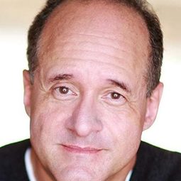 Adam Grupper 飾演 Ken