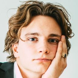 Anton Forsdik 飾演 Filip