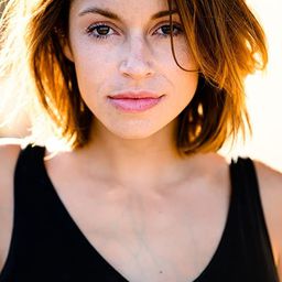 Anna Julia Kapfelsperger - 紅酒燉香雞演員 飾演Bine