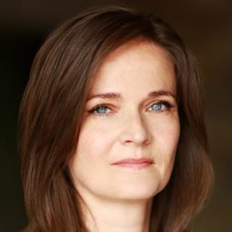 艾尼德·格萊漢 - 珍愛姐妹情演員 飾演Mrs. Vogler