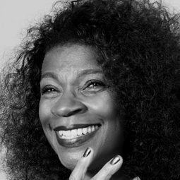 澤澤·莫塔 飾演 Carmosina