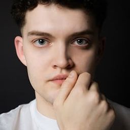 Alexander Gustavsson 飾演 