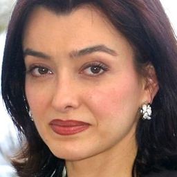 Cécile Camp 飾演 Elle