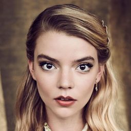 安雅泰萊采兒 飾演 Emma Woodhouse