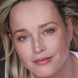 Allison Mackie 飾演 Samantha Freemont