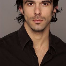 亞尼·莫尤 飾演 Israeli Police Officer