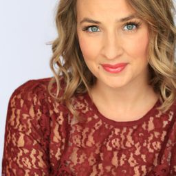 Sara Cravens 飾演 Clawdeen's Mom (voice)