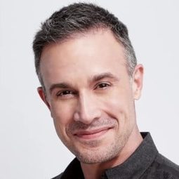 小佛萊迪·普林茲 - 舊年暑假搞乜鬼演員 飾演Ray Bronson