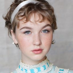 Meyrick Murphy 飾演 Phoebe Barrows