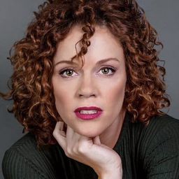 Almudena Gallego 飾演 Entrevistadora