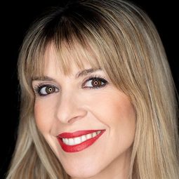 Mara Guil 飾演 Alicia