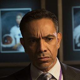 David Bedella 飾演 Alexander Molokov