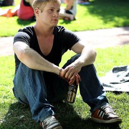 Johnny Sachon 飾演 Lee