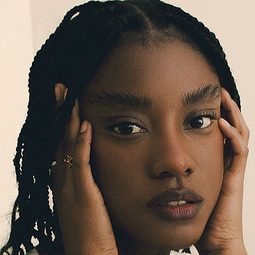 卡蜜拉達米奧 飾演 Elisa