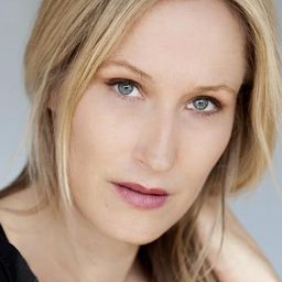 Sabrina Reeves - 異星入境演員 飾演Press Secretary