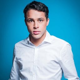 Luis Silva 飾演 Elder