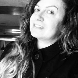 Mahalat Sánchez 飾演 Mamá Alien