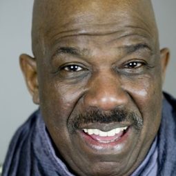 Errol Shaker - Upstairs演員 飾演Officer Draper