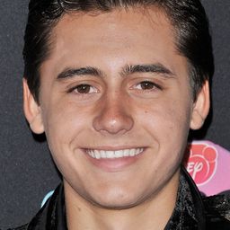 Isaak Presley 飾演 