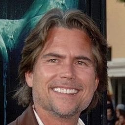 Chad Hayes 飾演 Waiter