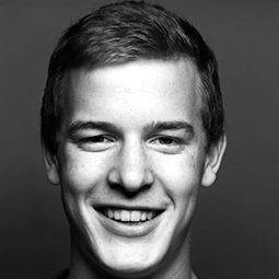 卡爾·馬丁·艾格斯伯 飾演 Gunnar Tofte
