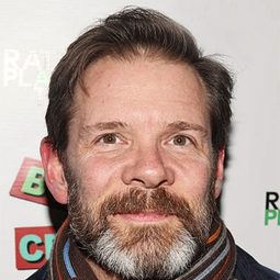 湯瑪斯·傑·萊恩 飾演 Steve Kurtz