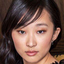 Ji-young Yoo 飾演 Sarah