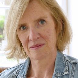 Laurence Pierre 飾演 Ms. Dejean