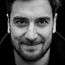 Patrice Maktav 飾演 Un invité à la soirée