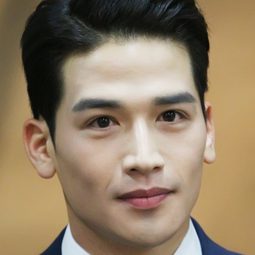 Yoo Gun 飾演 Woo-jin