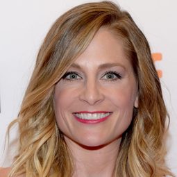 Tara Spencer-Nairn - Christmas Around the Corner演員 飾演Suzanne