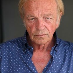 Mario Pupella 飾演 don Alfredo Costabile