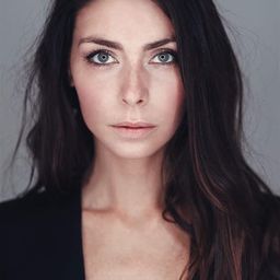 Emilie Arthapignet 飾演 L'autostoppeuse