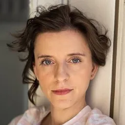 莫妮卡·弗賴奇克 飾演 Rina