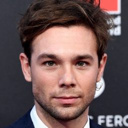 卡洛斯·奎瓦斯 飾演 