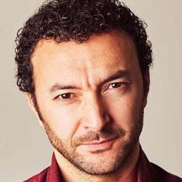 娜瑟丁·德查 - 橙色狂熱演員 飾演Adam