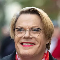 艾迪伊澤德 飾演 Burnish (voice)