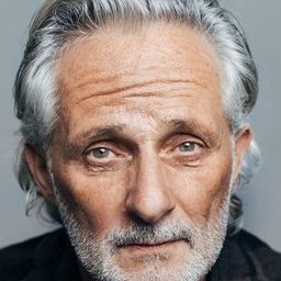 Ingo van Gulijk 飾演 Charles Connaught Hansen